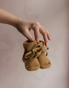 Baby Booties von Hvid aus 100 % Merinowolle, beige, handgemacht mit Schnürsenkel, perfekte Passform an der Ferse, weich & atmungsaktiv, 9,5 cm lang, 6 cm breit, hergestellt in Belgien