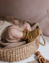Laden Sie das Bild in den Galerie-Viewer, Baby Booties von Hvid aus 100 % Merinowolle, beige, handgemacht mit Schnürsenkel, perfekte Passform an der Ferse, weich &amp; atmungsaktiv, 9,5 cm lang, 6 cm breit, hergestellt in Belgien
