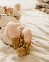 Laden Sie das Bild in den Galerie-Viewer, Baby Booties von Hvid aus 100 % Merinowolle, beige, handgemacht mit Schnürsenkel, perfekte Passform an der Ferse, weich &amp; atmungsaktiv, 9,5 cm lang, 6 cm breit, hergestellt in Belgien
