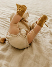 Laden Sie das Bild in den Galerie-Viewer, Baby Booties von Hvid aus 100 % Merinowolle, beige, handgemacht mit Schnürsenkel, perfekte Passform an der Ferse, weich &amp; atmungsaktiv, 9,5 cm lang, 6 cm breit, hergestellt in Belgien

