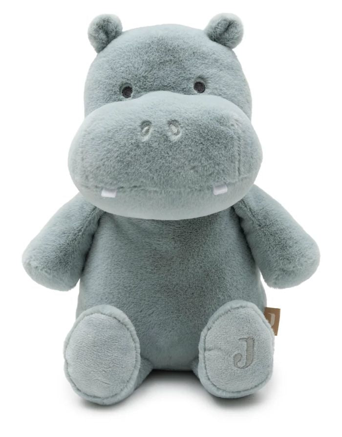 Jollein Kuscheltier Hippo Happy in Misty Green als weiches Nilpferd mit niedlichem Gesicht und beschwertem Sitzbereich.