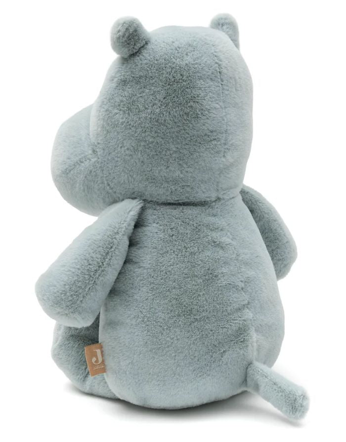Jollein Kuscheltier Hippo Happy in Misty Green als weiches Nilpferd mit niedlichem Gesicht und beschwertem Sitzbereich.