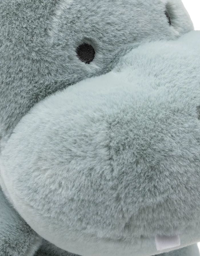 Jollein Kuscheltier Hippo Happy in Misty Green als weiches Nilpferd mit niedlichem Gesicht und beschwertem Sitzbereich.