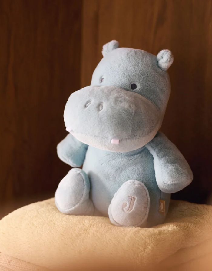 Jollein Kuscheltier Hippo Happy in Misty Green als weiches Nilpferd mit niedlichem Gesicht und beschwertem Sitzbereich.