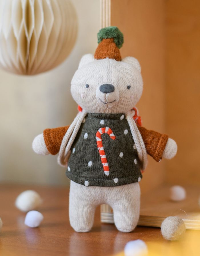 Kuscheltier Weihnachts-Bär mit Hütchen und Rucksack