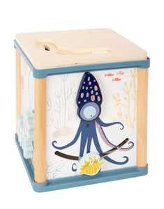 Motorikwürfel Unterwasserwelt aus Holz von small foot mit Motorikschleife, Formsteckspiel, Schiebelabyrinth, Zahnrädern, Rassel und Angelspiel in maritimem Design mit Oktopus und Meeresmotiven