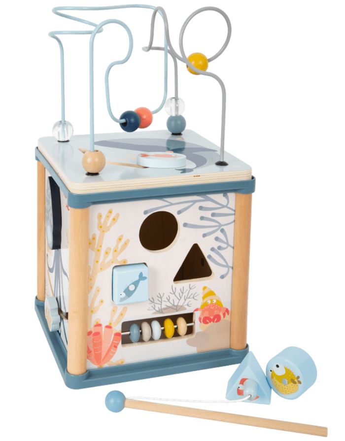 Motorikwürfel Unterwasserwelt aus Holz von small foot mit Motorikschleife, Formsteckspiel, Schiebelabyrinth, Zahnrädern, Rassel und Angelspiel in maritimem Design mit Oktopus und Meeresmotiven