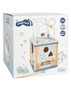 Motorikwürfel Unterwasserwelt aus Holz von small foot mit Motorikschleife, Formsteckspiel, Schiebelabyrinth, Zahnrädern, Rassel und Angelspiel in maritimem Design mit Oktopus und Meeresmotiven