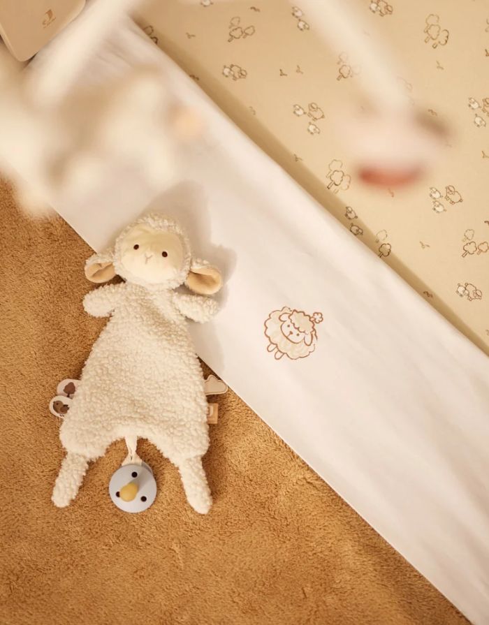 Weiches Jollein Schmusetuch Sheep Sonny in Form eines Schäfchens mit wolliger Oberfläche, weichen Ohren und Schlaufe für einen Schnuller.