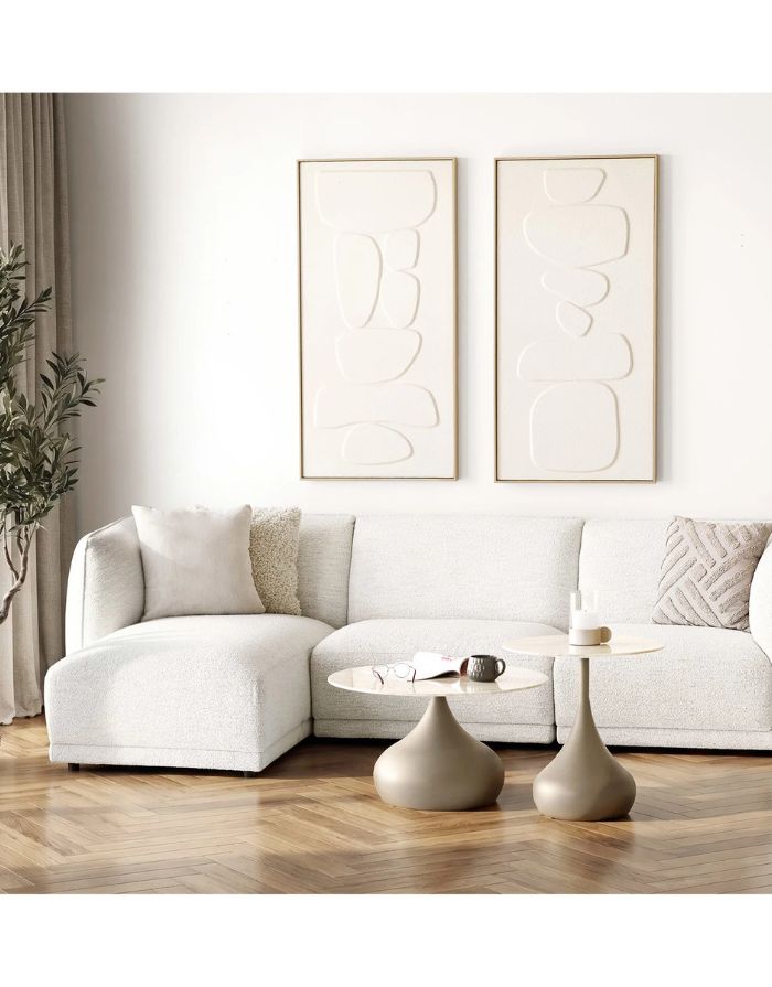 Kissen Tossa von House Nordic in Off-White, 45 × 45 cm, als zeitloses Dekokissen für Sofa, Sessel oder Bett, in einem Wohnzimmer.
