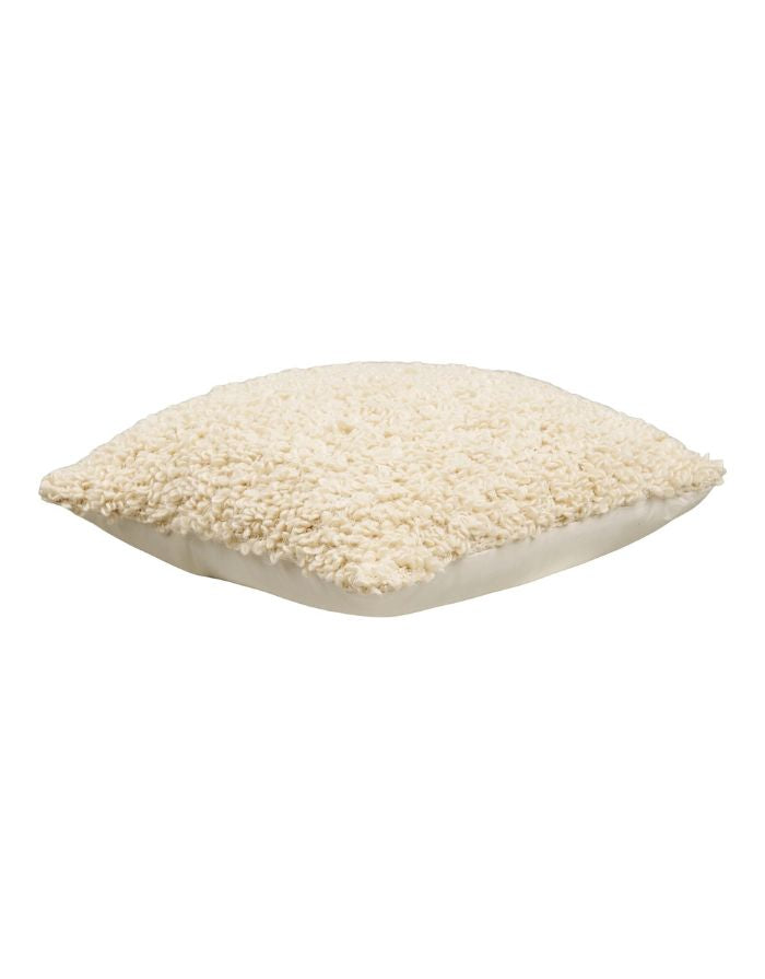 Kissen Tossa von House Nordic in Off-White, 45 × 45 cm, als zeitloses Dekokissen für Sofa, Sessel oder Bett, von der Seite. 