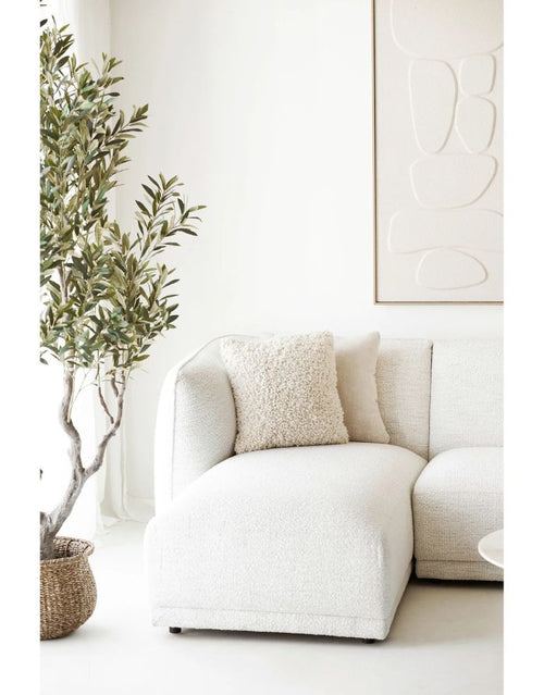 Kissen Tossa von House Nordic in Off-White, 45 × 45 cm, als zeitloses Dekokissen für Sofa, Sessel oder Bett, auf einem Sofa. 