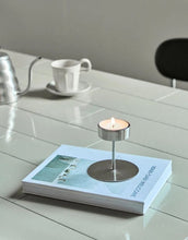Laden Sie das Bild in den Galerie-Viewer, Teelichthalter Anit von House Doctor aus Eisen mit gebürstetem Silber-Finish und minimalistischer Form.
