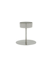 Laden Sie das Bild in den Galerie-Viewer, Teelichthalter Anit von House Doctor aus Eisen mit gebürstetem Silber-Finish und minimalistischer Form.

