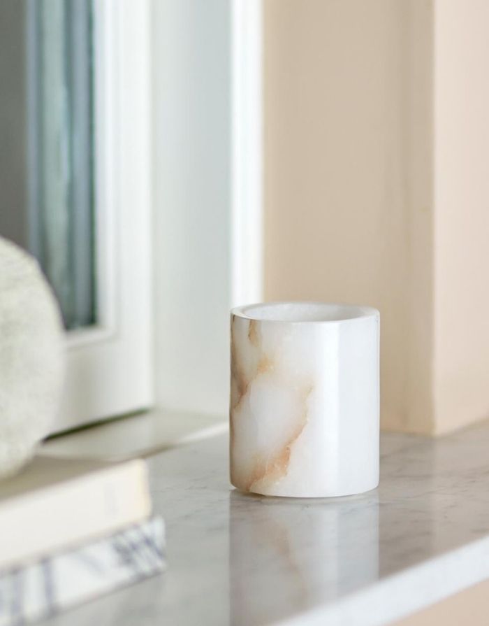 Bloomingville Teelichthalter Annebell aus weißem Alabaster mit polierter Oberfläche.