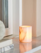 Laden Sie das Bild in den Galerie-Viewer, Bloomingville Teelichthalter Annebell aus weißem Alabaster mit polierter Oberfläche.
