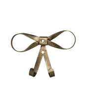 Laden Sie das Bild in den Galerie-Viewer, Strömshaga Wandhaken Schleife aus Eisen in antikem Messing mit zwei Haken, 13,5 x 9,5 cm.
