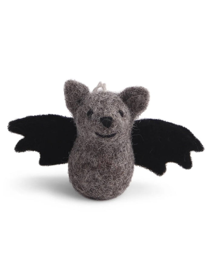 Kleine grau schwarze Halloween Fledermaus von Gry &amp; Sif aus Filz als herbstliche Dekoration als Freisteller