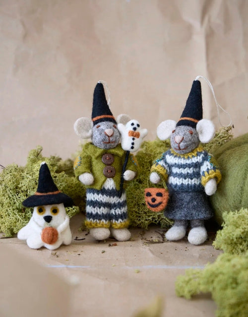 Weißer Halloween Geist von Gry &amp; Sif aus handgefilzter Wolle mit Hexenhut und kleinem Kürbis neben zwei Filzmäusen