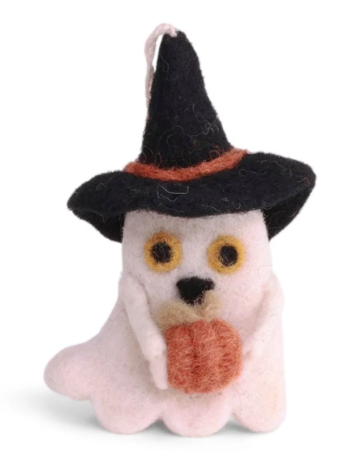Weißer Halloween Geist von Gry &amp; Sif aus handgefilzter Wolle mit Hexenhut und kleinem Kürbis als Freisteller