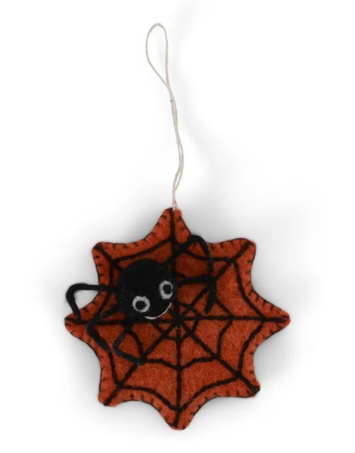 Orangefarbenes Halloween Spinnennetz von Gry & Sif aus gefilzter Wolle mit kleiner Spinne, handgefertigt, 8 × 8 cm.