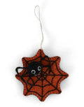 Orangefarbenes Halloween Spinnennetz von Gry & Sif aus gefilzter Wolle mit kleiner Spinne, handgefertigt, 8 × 8 cm.