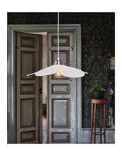 Laden Sie das Bild in den Galerie-Viewer,  Strömshaga Deckenlampe Daisy in Beige mit floraler Form aus Baumwolle und Eisen, Durchmesser 53 cm.
