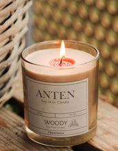 Laden Sie das Bild in den Galerie-Viewer, Strömshaga Duftkerze Anten Woody im beigefarbenen Glas aus Sojawachs, Ø 8 cm, Höhe 9 cm.
