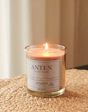 Laden Sie das Bild in den Galerie-Viewer, Strömshaga Duftkerze Anten Woody im beigefarbenen Glas aus Sojawachs, Ø 8 cm, Höhe 9 cm.
