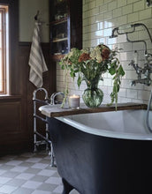 Laden Sie das Bild in den Galerie-Viewer, Strömshaga Duftkerze Anten Woody im beigefarbenen Glas aus Sojawachs, Ø 8 cm, Höhe 9 cm.
