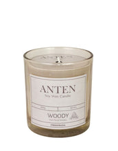 Laden Sie das Bild in den Galerie-Viewer, Strömshaga Duftkerze Anten Woody im beigefarbenen Glas aus Sojawachs, Ø 8 cm, Höhe 9 cm.
