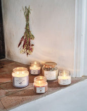 Laden Sie das Bild in den Galerie-Viewer, Strömshaga Duftkerze Brobacka Small Fresh Linen aus weißem Sojawachs, Ø 7,5 cm, Höhe 8 cm.
