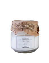 Laden Sie das Bild in den Galerie-Viewer, Strömshaga Duftkerze Brobacka Small Fresh Linen aus weißem Sojawachs, Ø 7,5 cm, Höhe 8 cm.
