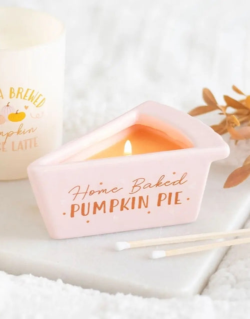 Duftkerze Pumpkin Pie von Something Different in einer dekorativen Keramikschale in Kuchenform mit warmem Kürbiskuchen-Duft entfacht