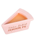 ALT Text: Duftkerze Pumpkin Pie von Something Different in einer dekorativen Keramikschale in Kuchenform mit warmem Kürbiskuchen-Duft als Freisteller