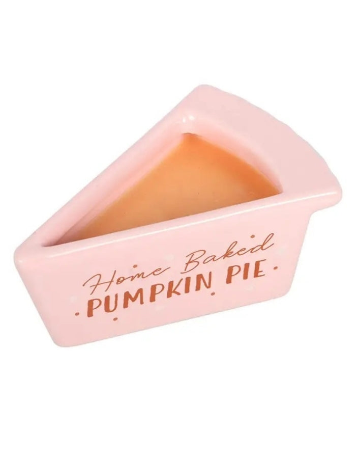 ALT Text: Duftkerze Pumpkin Pie von Something Different in einer dekorativen Keramikschale in Kuchenform mit warmem Kürbiskuchen-Duft als Freisteller