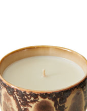 Laden Sie das Bild in den Galerie-Viewer, Duftkerze Small Kyoto von HKliving im bunten 70s-Keramikbecher, Ø 9 cm, mit Duft nach Orangen, Jasmin und Moschus
