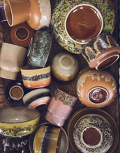 Laden Sie das Bild in den Galerie-Viewer, Duftkerze Small Kyoto von HKliving im bunten 70s-Keramikbecher, Ø 9 cm, mit Duft nach Orangen, Jasmin und Moschus
