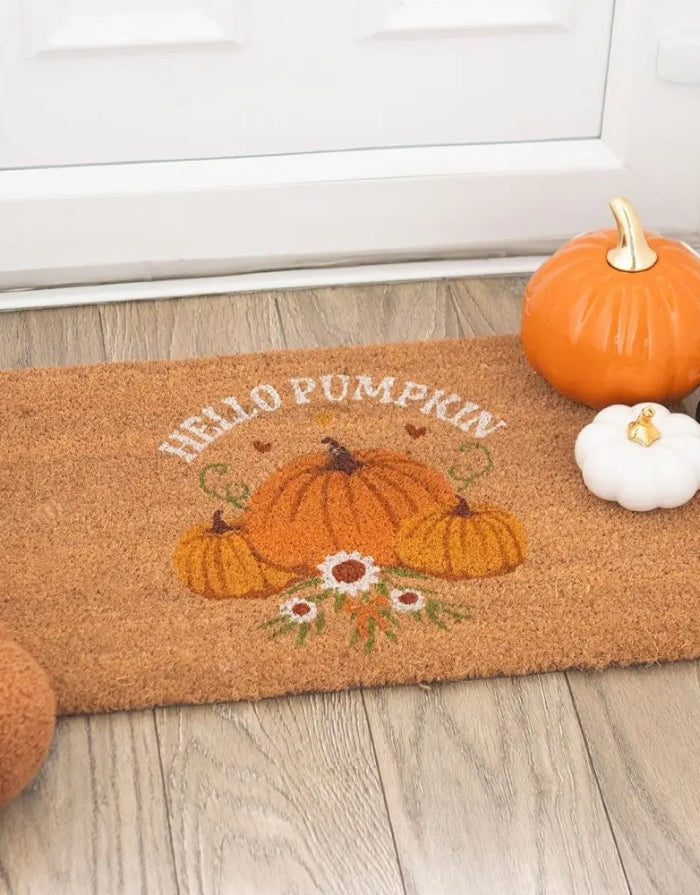 Fußmatte Hello Pumpkin von Something Different aus Kokosfaser mit herbstlichem Kürbis-Motiv und Schriftzug, 40 × 60 cm dekoriert vor der Tür