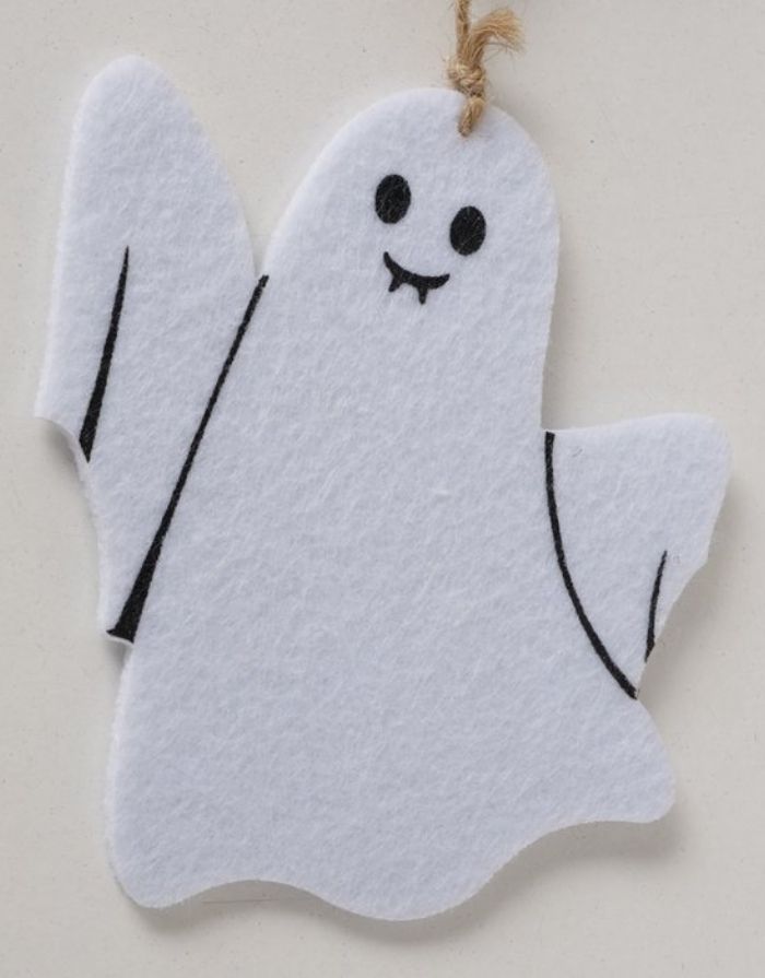 Halloween Girlande Ghostie von BOLTZE in Schwarz und Weiß mit Gespenstern und Fledermäusen, 160 cm lang, Nahaufnahme Gespenst.