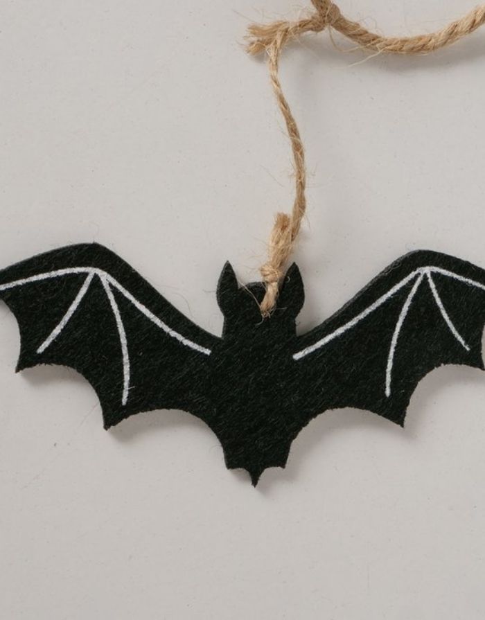 Halloween Girlande Ghostie von BOLTZE in Schwarz und Weiß mit Gespenstern und Fledermäusen, 160 cm lang, Nahaufnahme Fledermaus.