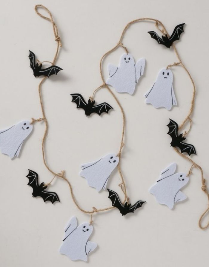 Halloween Girlande Ghostie von BOLTZE in Schwarz und Weiß mit Gespenstern und Fledermäusen, 160 cm lang.