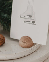 Laden Sie das Bild in den Galerie-Viewer, Halbrunder Kartendständer Schleife von Eulenschnitt aus Buchenholz, ca. 4 × 2,5 cm, ideal für Platzkarten, Fotos oder kleine Botschaften in der Weihnachtsdekoration.
