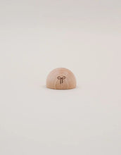 Laden Sie das Bild in den Galerie-Viewer, Halbrunder Kartendständer Schleife von Eulenschnitt aus Buchenholz, ca. 4 × 2,5 cm, ideal für Platzkarten, Fotos oder kleine Botschaften in der Weihnachtsdekoration.
