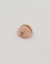Laden Sie das Bild in den Galerie-Viewer, Halbrunder Kartendständer Schleife von Eulenschnitt aus Buchenholz, ca. 4 × 2,5 cm, ideal für Platzkarten, Fotos oder kleine Botschaften in der Weihnachtsdekoration.
