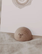 Laden Sie das Bild in den Galerie-Viewer, Halbrunder Kartendständer Schleife von Eulenschnitt aus Buchenholz, ca. 4 × 2,5 cm, ideal für Platzkarten, Fotos oder kleine Botschaften in der Weihnachtsdekoration.
