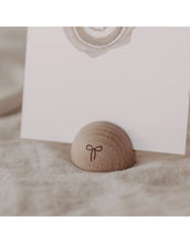 Laden Sie das Bild in den Galerie-Viewer, Halbrunder Kartendständer Schleife von Eulenschnitt aus Buchenholz, ca. 4 × 2,5 cm, ideal für Platzkarten, Fotos oder kleine Botschaften in der Weihnachtsdekoration.
