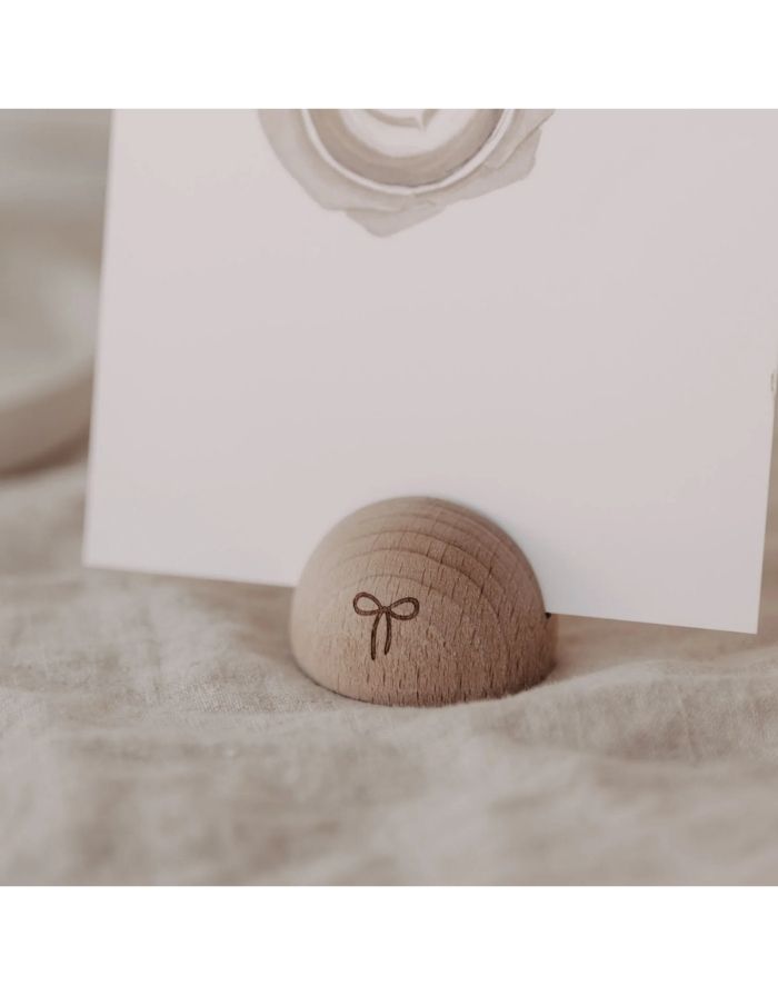 Halbrunder Kartendständer Schleife von Eulenschnitt aus Buchenholz, ca. 4 × 2,5 cm, ideal für Platzkarten, Fotos oder kleine Botschaften in der Weihnachtsdekoration.