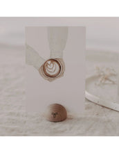 Laden Sie das Bild in den Galerie-Viewer, Halbrunder Kartendständer Schleife von Eulenschnitt aus Buchenholz, ca. 4 × 2,5 cm, ideal für Platzkarten, Fotos oder kleine Botschaften in der Weihnachtsdekoration.
