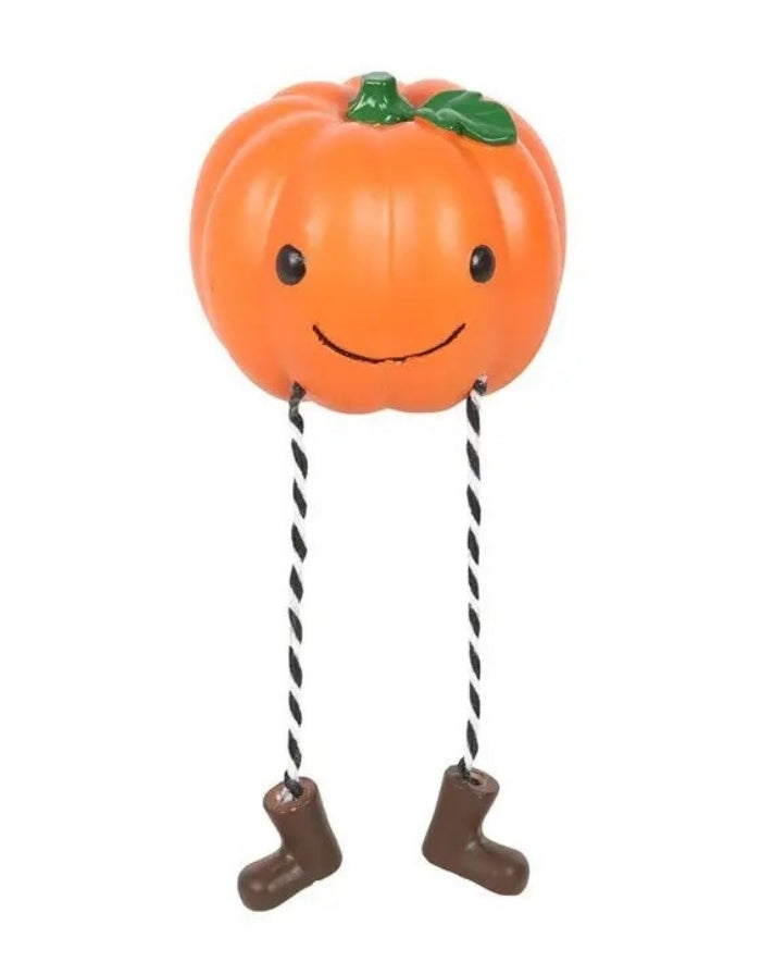 Halloween Kürbis Kantenhocker aus Harz mit freundlichem Gesicht, gestreiften Beinen und kleinen Stiefeln als Freisteller von vorne